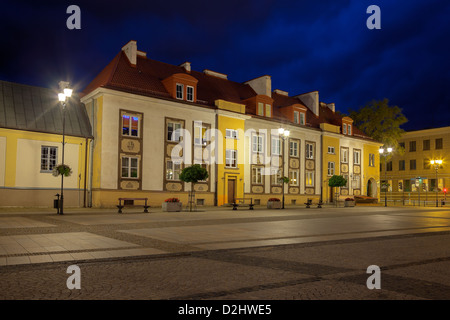 Vecchie case storiche di notte in Bialystok, Polonia. Foto Stock