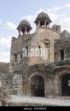 Vista parziale di Humayun Gate (bastioni meridionali) dall'interno, Purana Qila complessa, Delhi, India Foto Stock