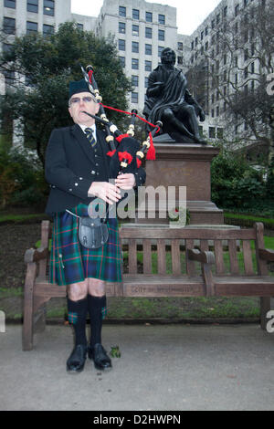 Londra, Regno Unito. Il 25 gennaio 2013. Un piper svolge nella parte anteriore del Robert Burns statua a Londra come parte degli eventi per commemorare la nascita del poeta Scozzese Robert Burns che è nato in questo giorno il 25 gennaio (b)1759 (d)1796. Credito: amer ghazzal / Alamy Live News Foto Stock