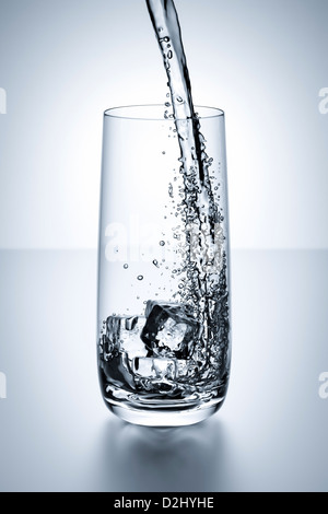 Una immagine di un bel bicchiere di acqua Foto Stock