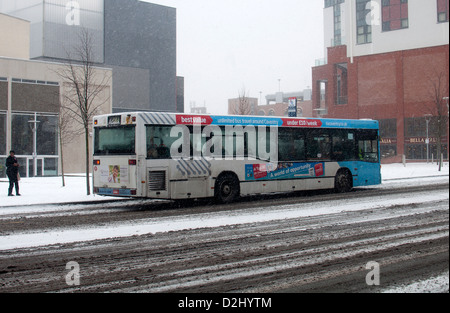 La National Express bus locale in caso di neve, Coventry city centre, REGNO UNITO Foto Stock