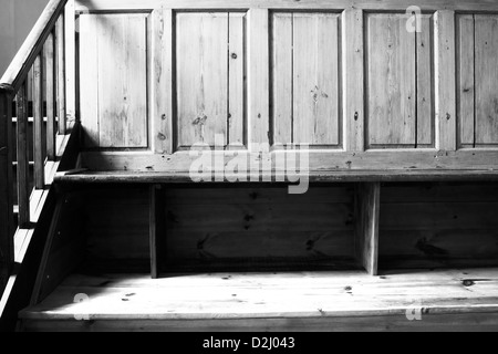 Un semplice storico banco di legno nella riunione amici casa a Countersett, Wensleydale, Yorkshire Dales, Inghilterra Foto Stock