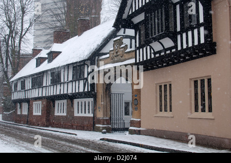 Vecchia scuola Bablake e Bond l'ospedale in caso di neve, Coventry, Regno Unito Foto Stock