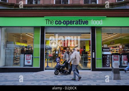 La Cooperativa negozio di alimentari a Glasgow. Foto Stock