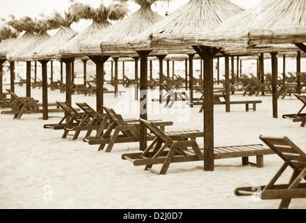 Spiaggia deserta. I lettini sulla spiaggia bianca. La Bulgaria. Sabbia d'oro Foto Stock