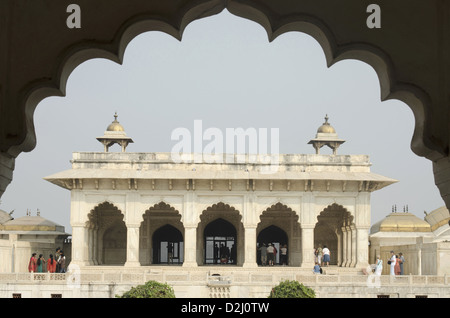 Vista di Diwan-E-Khas, costruita in marmo bianco, il complesso del Forte Rosso, Agra, Uttar Pradesh, India Foto Stock