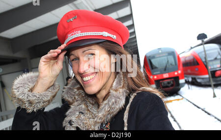 La voce tedesco di noi l'attrice Angelina Jolie, Claudia Urbschat, sorge su una piattaforma della stazione ferroviaria centrale di Augsburg, Germania, 25 gennaio 2013. Azienda ferroviaria Deutsche Bahn organizzato per il doppiaggio artista per fare il treno annunci nel treno regionale tra Augusta e Monaco di Baviera. Foto: Karl-Josef Hildenbrand Foto Stock