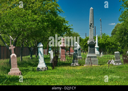 Xix secolo gli oggetti contrassegnati per la rimozione definitiva al vecchio cimitero Bayview, Corpus Christi, costa del Golfo, Texas, Stati Uniti d'America Foto Stock