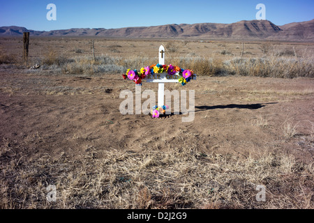 Memorial croce lungo una strada che indica il sito di un fatale incidente stradale ad ovest del Texas. Foto Stock