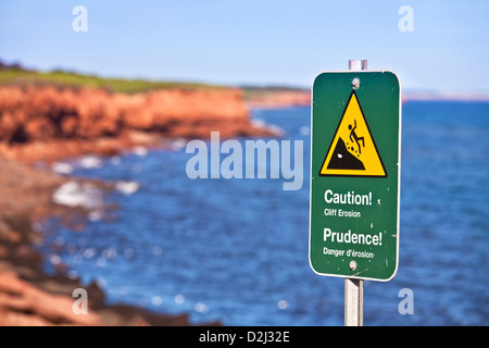 Segnaletica di pericolo su scogliere di erosione del Parco Nazionale sulla sponda settentrionale di Prince Edward Island, Canada. Foto Stock