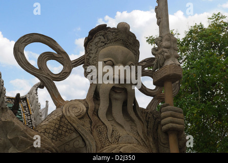 Close up della statua di guardia, costruita in pietra situato al Buddha reclinato tempio complesso, Bangkok, Thailandia Foto Stock