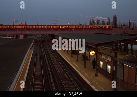 Berlino, Germania, i passeggeri in attesa presso la stazione Ostkreuz Foto Stock