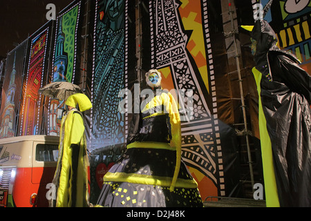 Poznan, Polonia, su una mostra con costumi colorati al concerto annuale di beneficenza per i bambini bisognosi Foto Stock