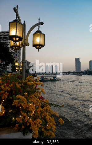 Bangkok, Thailandia, vista sul fiume Chao Phraya in serata Foto Stock