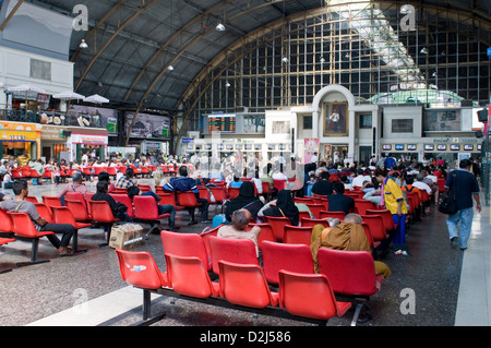 Bangkok, Thailandia, sala di attesa della stazione di Hualamphong Foto Stock