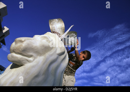 Ragazzo ebreo di cavalcare un leone scultura presso il municipio cortile in Gerusalemme ovest Israele Foto Stock