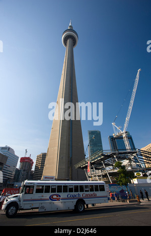 Barche Autobus davanti a lui la CN Tower a Toronto in Canada Foto Stock