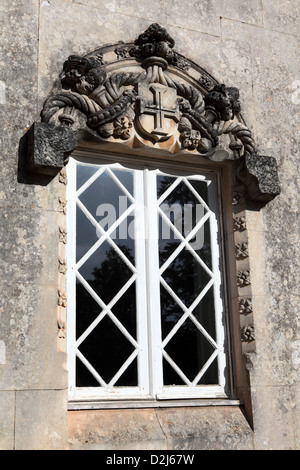 Nella finestra Neo-Manueline facciata del palazzo di Busaco a Luso, Portogallo. Foto Stock