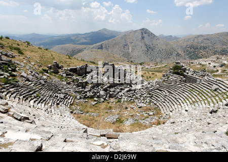 Sagalassos in Turchia. L'altitudine elevata e magnificamente situato in stile ellenistico teatro romano che seduto 9000 spettatori". Foto Stock