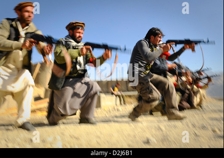 Afghan manutenzione stradale ai membri del team di pratica corretta arma posizioni di sparo durante una tre giorni di lotta di classe le competenze insegnate da noi forze per le operazioni speciali a inoltrare una base operativa Kutschbach, Afghanistan Novembre 20, 2010. RMT soci sono residenti della valle di Tagab che l uomo di checkpoint. Foto Stock