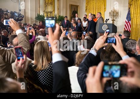 Gli ospiti di prendere immagini come il Presidente Barack Obama segni HR 4348], il trasporto di studenti e di tasso di interesse bill Luglio 6, 2012 durante una cerimonia che si terrà nella Sala Est della Casa Bianca. Foto Stock