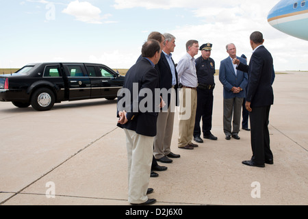 Il presidente Barack Obama parla con stato e funzionari locali al momento del suo arrivo a Buckley Air Force Base in Aurora, Colorado Luglio 22, 2012. Nella foto, da sinistra, sono: sost. Ed Perlmutter ha, D-Colo.; Sen. Michael Bennett, D-Colo.; Sen. Mark Udall, D-Colo.; Colorado Gov. John Hickenlooper; capo di polizia Dan Oates; e Aurora Sindaco Steve Hogan. Foto Stock