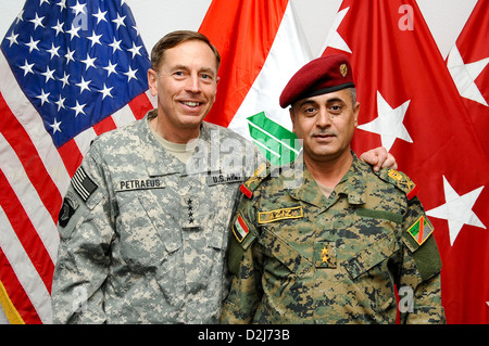 Army US General David Petraeus, Comandante degli Stati Uniti il comando centrale riunisce con Iraqi Maggiore Generale Abdul Aziz in una visita al Basrah, Iraq il 31 ottobre 2009 Foto Stock