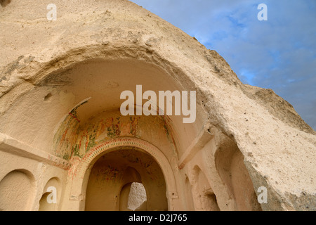 Antica chiesa con affreschi scolpito nella roccia di tufo vulcanico nella Red Valley Cappadocia Nevsehir Turchia Foto Stock