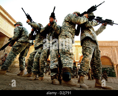 Noi soldati dell esercito simulare violare una casa per i soldati dell'esercito iracheno durante una pattuglia e violazione classe di allenamento presso il Camp diamante blu a Ramadi, Iraq, 2 settembre 2006. Foto Stock