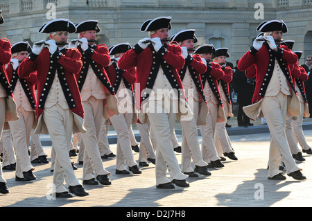 La US Army la vecchia guardia Fife e Drum Corps passa in rassegna nella parte anteriore orientale del Campidoglio degli Stati Uniti durante la cinquantaseiesima inaugurazione presidenziale in Washington, DC 20 gennaio. 2009. Foto Stock