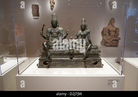 Uma (Parvati) e Shiva seduto con il loro figlio Skanda (Somaskanda). La scultura in bronzo dal periodo di Vijayanagar in Tamil Nadu, ho Foto Stock