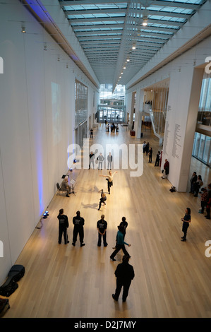 Ballerini di eseguire la musica. Kenneth e Anne Griffin corte nell'ala moderna dell'Art Institute di Chicago, Chicago, Illinois. Foto Stock