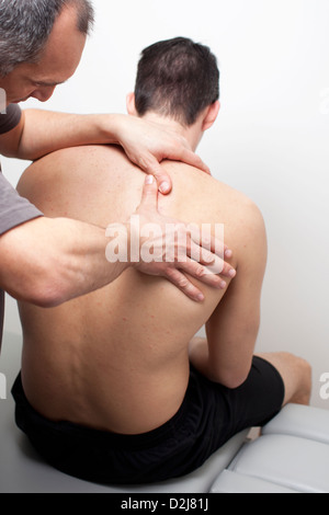 Terapista del massaggio dando un massaggio alla schiena Foto Stock