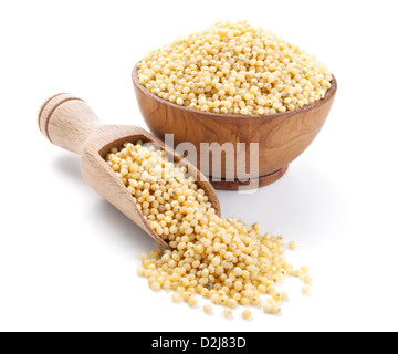 Il miglio in una ciotola di legno isolato su sfondo bianco Foto Stock