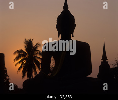 Thailandia, Sukhotai Provincia, Sukhotai parco storico, Serena immagine del Buddha in rovine di Wat Mahatat al tramonto Foto Stock