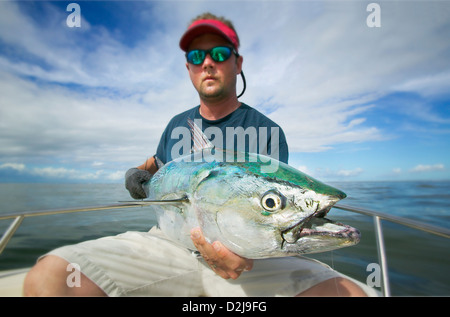 L'uomo tenendo un falso albacora al largo della costa della carolina del Nord; carolina del Nord e gli Stati Uniti d'America Foto Stock