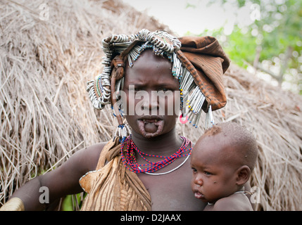 Mursi donna e bambino in Valle dell'Omo Foto Stock