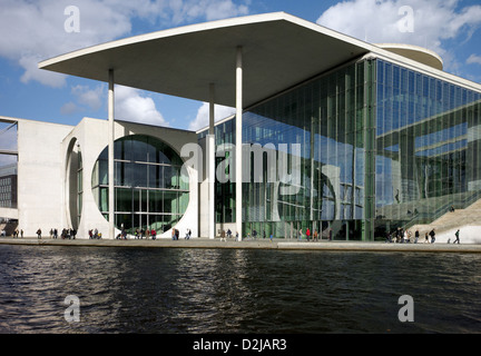 Berlino, Germania, vista sulla Sprea sul Marie-Elisabeth-Lueders-Haus Foto Stock