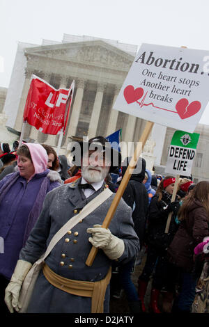 Washington DC, Stati Uniti d'America. Il 25 gennaio 2013. Manifestanti convergere sulla Corte suprema per protestare contro l'aborto in 'Marco di vita' rally venerdì 25 gennaio, 2013 a Washington DC. Il rally che si terrà la settimana stessa come il quarantesimo anniversario della decisione della Corte suprema Roe v. Wade che legalizzare l aborto, è stato previsto per attirare centinaia di migliaia di persone. Credito: PixelPro / Alamy Live News Foto Stock