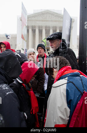 Washington DC, Stati Uniti d'America. Il 25 gennaio 2013. Manifestanti convergere sulla Corte suprema per protestare contro l'aborto in 'Marco di vita' rally venerdì 25 gennaio, 2013 a Washington DC. Il rally che si terrà la settimana stessa come il quarantesimo anniversario della decisione della Corte suprema Roe v. Wade che legalizzare l aborto, è stato previsto per attirare centinaia di migliaia di persone. Credito: PixelPro / Alamy Live News Foto Stock