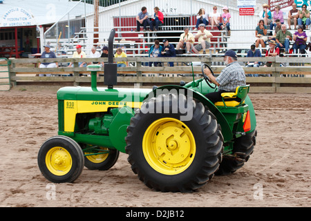 John Deere 830 Antico trattore Foto Stock