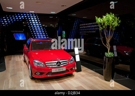 Berlino, Germania, un rosso Mercedes-Benz C 180 K Foto Stock