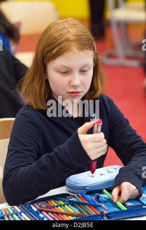 Berlino, Germania, giocando con il suo maschio studente a scuola Foto Stock