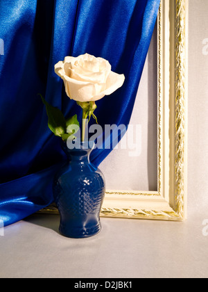 Composizione di cartoncini bianchi in cornici con spazio di copia e  decorazioni su muro di mattoni Foto stock - Alamy