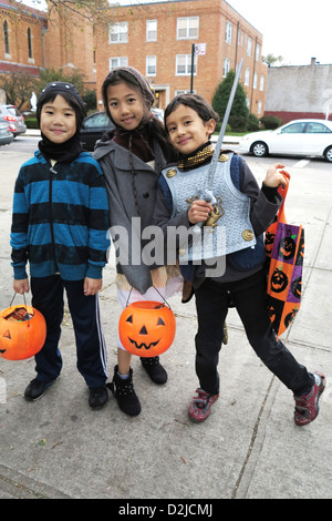 Halloween trucco-o-treaters nella sezione di Kensington di Brooklyn giorni dopo l uragano di sabbia. Foto Stock