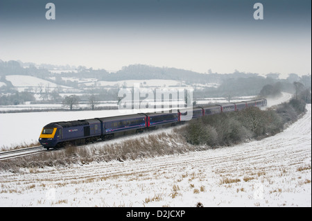 Un primo grande Western di un treno ad alta velocità scende Campden Bank vicino a Mickleton, Gloucestershire in condizioni di neve. Foto Stock