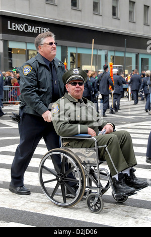 La città di New York, Stati Uniti d'America, un veterano di guerra in una sedia a rotelle in parata per la festa di San Patrizio Foto Stock