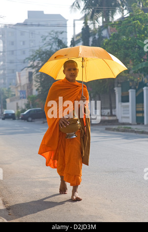 Phnom Penh, Cambogia, un monaco buddista su una strada Foto Stock