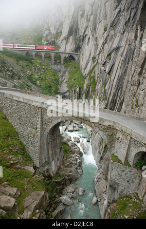 Andermatt, Svizzera, Andermatt ponte in background è un treno Foto Stock