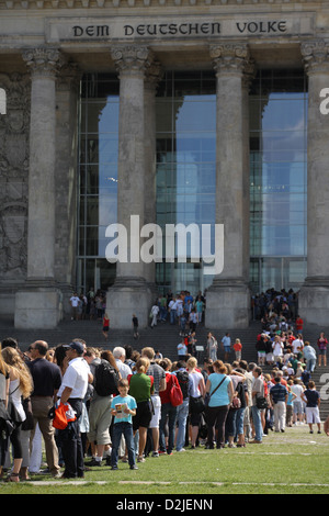 Berlino, Germania, la coda di fronte al Reichstag Foto Stock